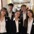 metalowa przypinka z flaga wielka brytania dodatek do stroju na mecz apel do szkoly jezykowej