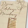 prezent dla nauczyciela na dzien edukacji dekoracja na czekoladke merci 15x6 cm