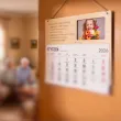 prezent na dzien dziadka drewniany kalendarz personalizowany z imieniem 29x26 cm