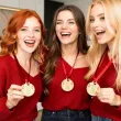 prezent na dzien kobiet drewniany medal kobieta jest jak prad 72 mm 1 szt