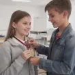 prezent na dzien kobiet drewniany medal kobieta jest jak prad 72 mm 1 szt