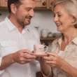 prezent na dzien kobiet filizanka ze spodkiem personalizowana z imieniem rozowa 170 ml
