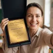 prezent na zakonczenie roku dzien edukacji certyfikat w drewnie z grawerem dla nauczyciela
