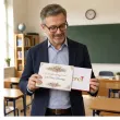 prezent na zakonczenie roku szkolnego etykieta na czekoladki merci dla nauczyciela szkola