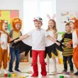 stroj dla dziecka na dzien wiosny bocian zestaw peleryna czapka nakladki na buty