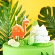 swieczka na tort dinozaur brachiosaurus z czapeczka pomaranczowy partypal 9 cm