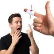 zabawny gadzet na halloween gwozdz wbity w palec krwawa rana prank zart