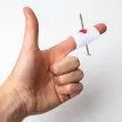 zabawny gadzet na halloween gwozdz wbity w palec krwawa rana prank zart