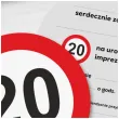 zaproszenie 20 urodziny traffic 15x15 cm 1 szt